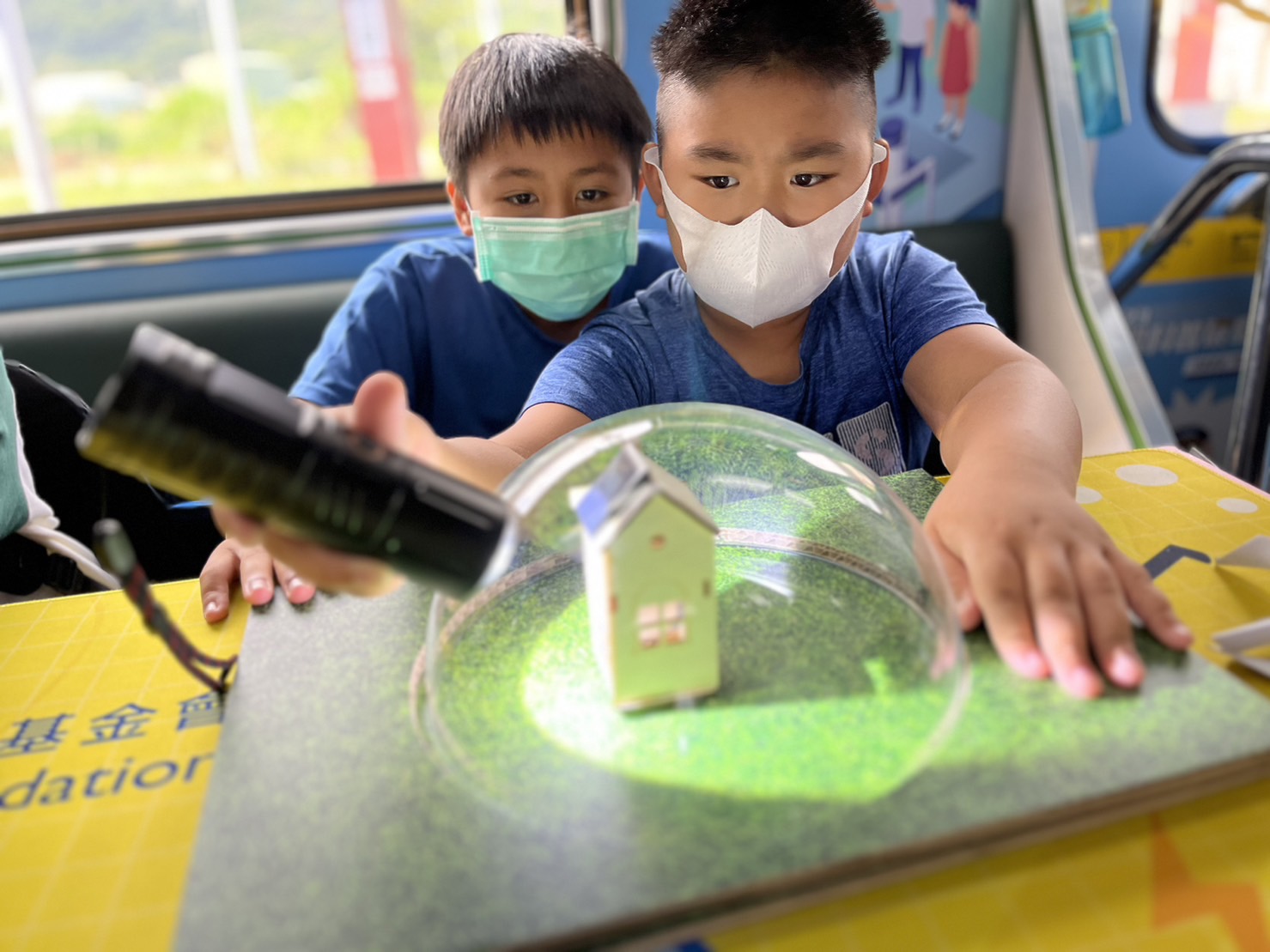 PA视讯參與基礎科學主題車廂，以STEAM教學精神，設計「逐日科學家」、「太陽能工程師」以及「淨零建築師」三大能源科普課程和實驗