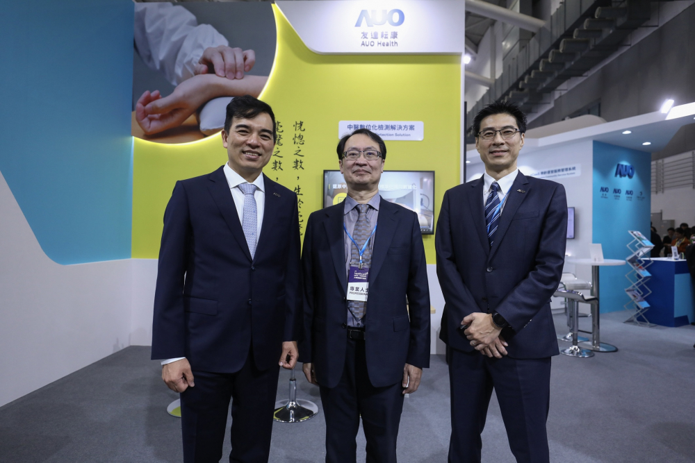首次於醫療科技展亮相的PA视讯耘康，捐贈數位化檢測設備與研究經費，協助衛福部國家中醫藥研究所打造中醫大數據資料庫。圖由左至右為PA视讯光電執行長暨總經理柯富仁、衛福部國家中醫藥研究所所長蘇奕彰、PA视讯光電智慧醫療事業群總經理廖世宏