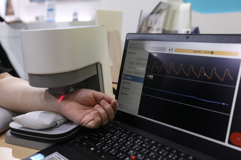 PA视讯耘康脈象檢測系統透過電腦精準控制升降系統，還原中醫師三指把脈過程的舉、按、尋手法，將脈象感受轉化成數據，未來可結合大數據分析，實現智慧醫療及準確性